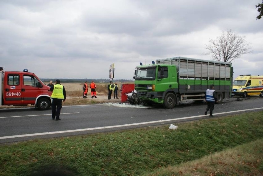 Kierowca osobówki poniósł śmierć na miejscu.