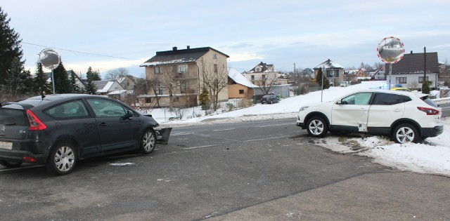 Na skrzyżowaniu ulic Zatorskiej,  Starowiejskiej i Mostowej w Podolszu (gm. Zator) doszło dzisiaj rano do zderzenia dwóch samochodów