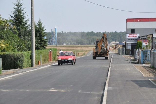 Nowo zbudowana ulica Biskupicka prowadzi do terenów inwestycyjnych na północy Olesna. Budują się tam 2 nowe fabryki.