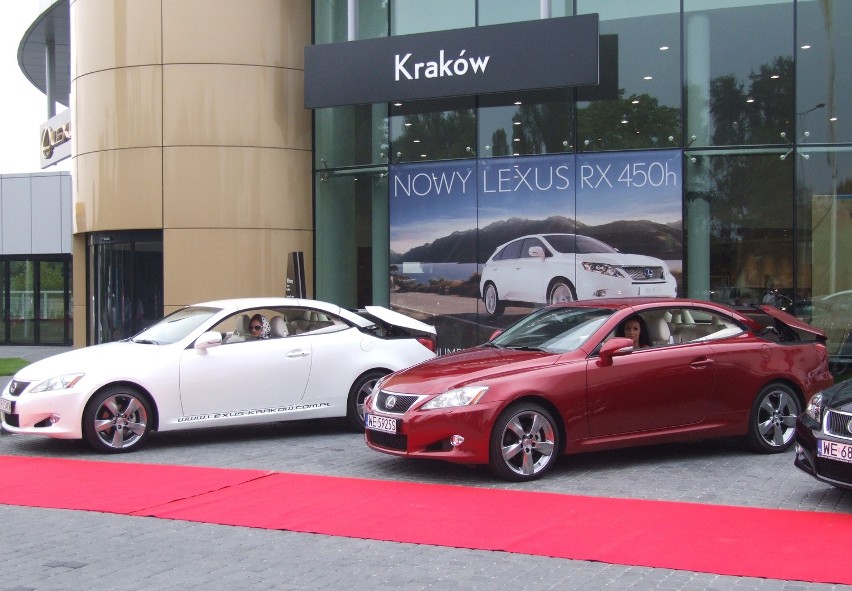 Luksusowe auta i kobiety w salonie Lexusa
