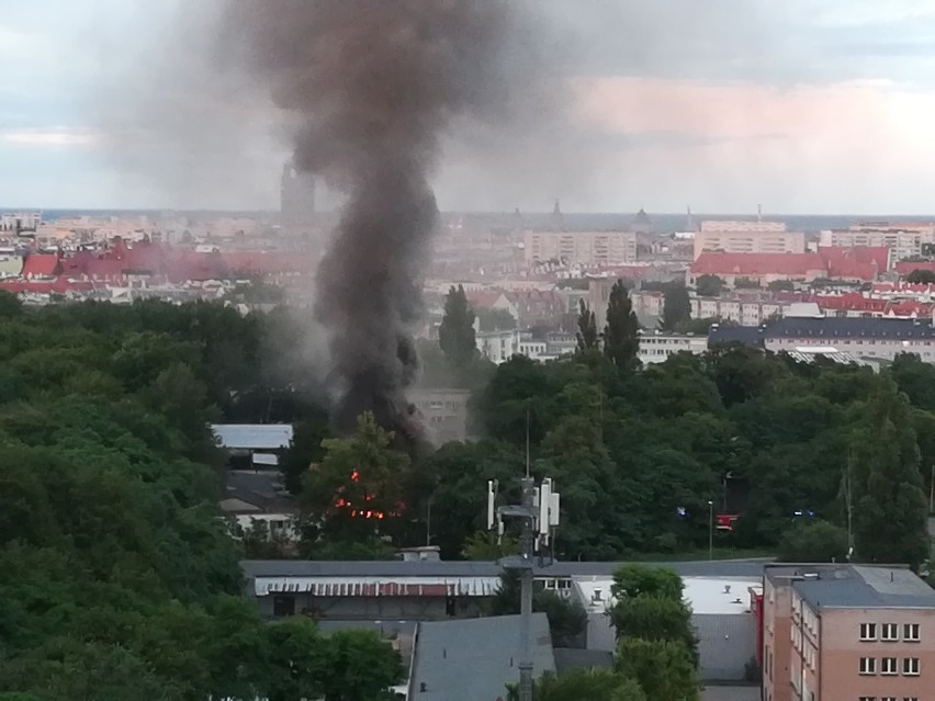 Pożar na ulicy Twardowskiego w Szczecinie. Pięć zastępów straży w akcji [WIDEO, ZDJĘCIA]