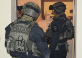 Śląska policja pomogła w rozbiciu gangu handlarzy narkotyków, który działał w Krakowie. Zatrzymano osiem osób