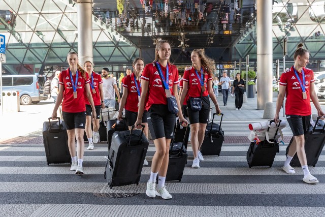 Polskie siatkarki powracające z brązowymi medalami w Lidze Narodów na lotnisku Balice w Krakowie