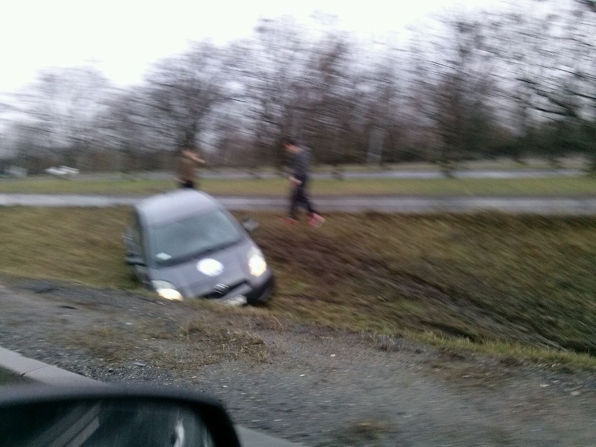 Przy zjeździe do Sosnowca samochód wpadł do rowu
