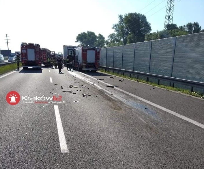 Śmiertelny wypadek na A4. Bus wbił się w tył samochodu ciężarowego