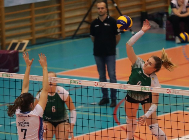 Police zachodniopomorskie15 12 2018liga siatkowki kobiet chemik police bialo niebieskie stroje kontra volley wroclaw stroje zielone na zdjeciu w ataku natalia murekfot. andrzej szkocki / polska press