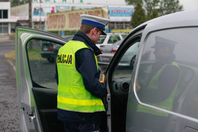 Poznańska policja w zeszłym roku odebrała kierowcom blisko 1200 praw jazdy, w tym 700 za zbyt szybką jazdę.