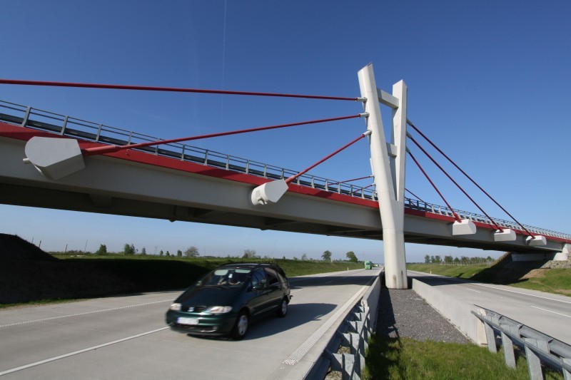 Koszt powstania drogi, od planu do realizacji, jest...