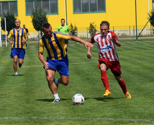 Piłkarze Neptuna Końskie (w żółto-niebieskich strojach) zagrają w sobotę z Kamienną w Brodach.