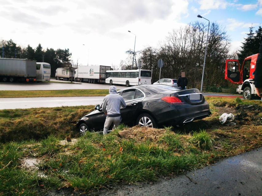 Wypadek w Koszalinie. Mercedes zjechał do rowu [ZDJĘCIA]