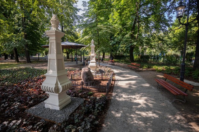 Na terenie parku znajdują się wejścia do schronu oraz szczeliny przeciwlotniczej z 1941 roku. Zobacz kolejne zdjęcia. Przesuwaj zdjęcia w prawo - naciśnij strzałkę lub przycisk NASTĘPNE