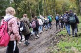 Uczniowie czterech szkół z powiatu przysuskiego wyruszyli na rajd w ramach projektu "Historia ukryta w lesie"