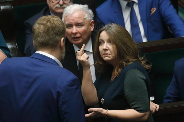 Joanna Lichocka, krótko po pokazaniu swojego gestu musiała się z niego tłumaczyć przed prezesem PiS, Jarosławem Kaczyńskim. W związku z tym powtórzyła go jeszcze kilkukrotnie.Przejdź do następnego zdjęcia ---->