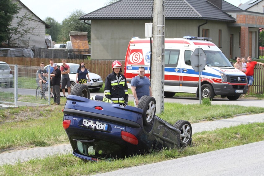 Poważny wypadek w gminie Grębów. Samochód dachował! (ZDJĘCIA)