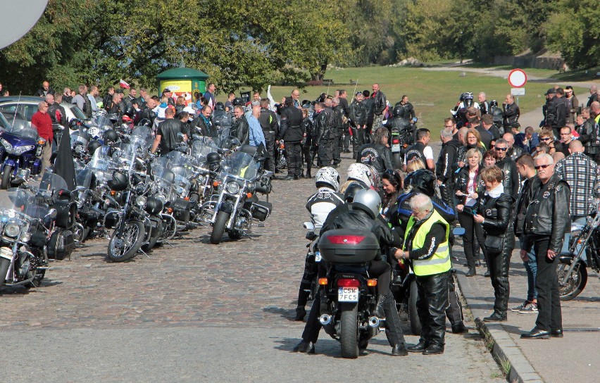 Zbiórką na błoniach około trzystu motocykli "Motocykliczni...