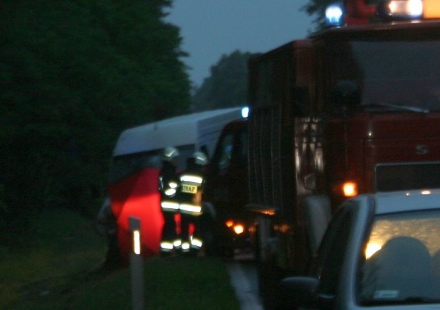 W wyniku czołowego zderzenia samochodu osobowego z busem dwie osoby zginęły, a sześć zostało poważnie rannych.Do zdarzenia doszło w miejscowości Błądzim. Droga nr 240 była całkowicie zablokowana. Policjanci wyznaczyli objazd przez Jeziorki.- Ze wstępnych ustaleń wynika, że doszło do zderzenie samochodu osobowego fiat punto z autem dostawczym. Dwie osoby z tego pierwszego samochodu poniosły śmierć na miejscu - mówi Maciej Rakowicz ze świeckiej policji.To kolejny poważny wypadek w powiecie świeckim w ciągu ostatniej doby! W piątek (30 czerwca) w miejscowości Tryl zderzyły się dwa samochody osobowe. Rannych zostało aż siedem osób.Czytaj więcej: Wypadek w powiecie świeckim. 7 osób poszkodowanych