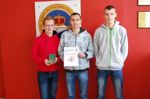 Uczniami, którzy wywalczyli brąz są Albert Krzyżak, Rafał Garbacki i Adrian Stępak.