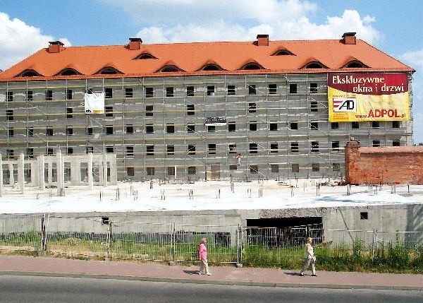 W myśl umowy, którą Urbański podpisał z miastem, w  Koszarach już od trzech miesięcy powinnien działać hotel