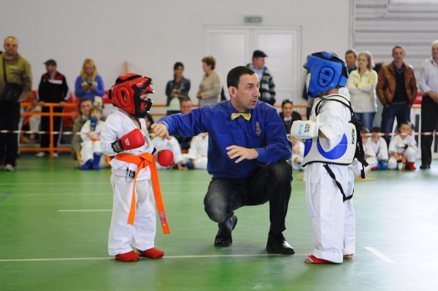 W Młodzieżowym Domu Kultury w Sopocie zajęcia będą prowadzone codziennie od 13 stycznia do 24 stycznia 2020 r., w godzinach przedpołudniowych.Wszyscy chętni będą mogli potrenować sztuki walki z elementami karate (zdj. ilustracyjne)