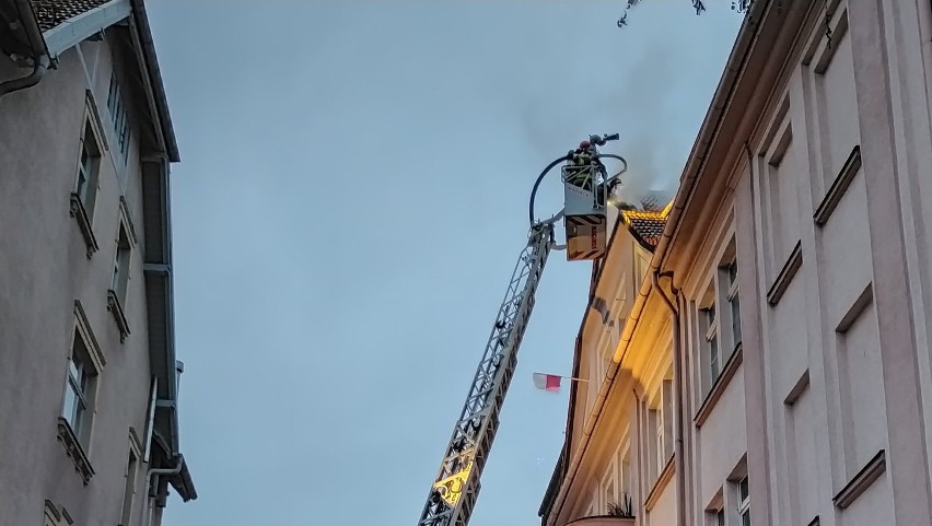 Pożar w Sopocie. Ogień wybuchł na poddaszu budynku przy alei Niepodległości. Ewakuowano 18 osób [4.12.2020, AKTUALIZACJA]