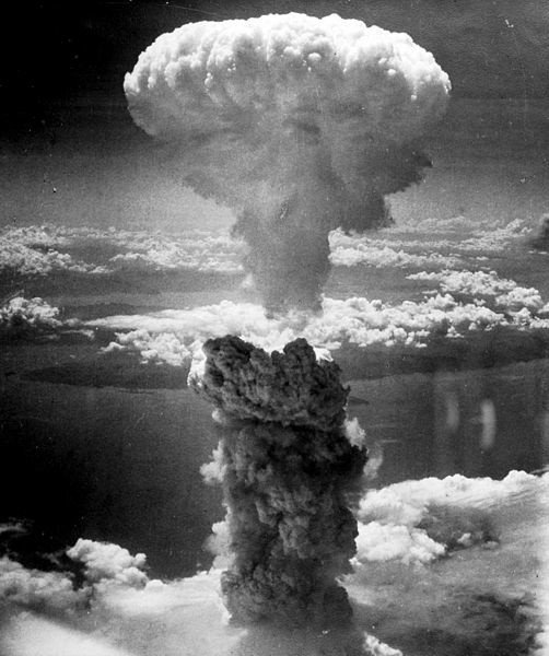 Grzyb dymu powstały w wyniku wybuchu bomby atomowej nad Nagasaki 9 sierpnia 1945 roku