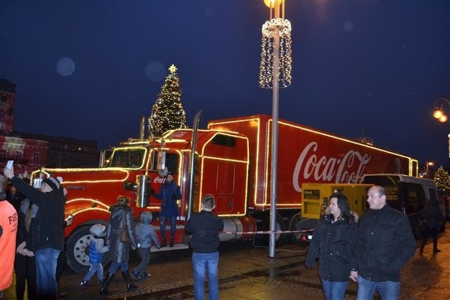 Przyjazd czerwonej ciężarówki znanej z reklam przyciągnął tłumy na Plac Biegańskiego.