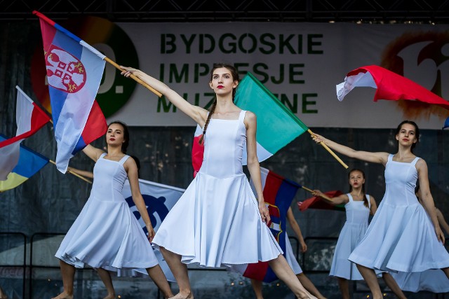 Taniec z flagami odbędzie się podczas koncertu na inaugurację 41. BIM - w czwartek (28.06.) w godz. 20.00-20.50 na placu Teatralnym