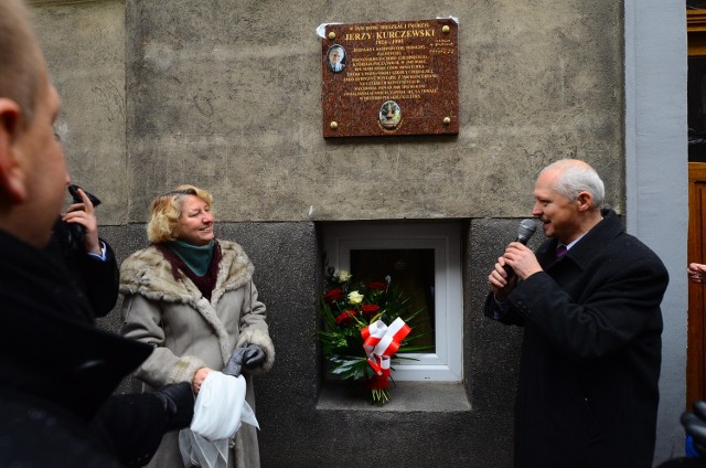 Alina Kurczewska i Adam Babicz w chwilę po odsłonięciu tablicy upamiętniającej Jerzego Kurczewskiego