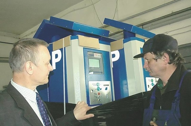 Mirosław Paszkiewicz (z lewej) i Kazimierz Lisowski zapewniają, że parkometry są gotowe do zamontowania. Czekają tylko na decyzję konserwatora zabytków