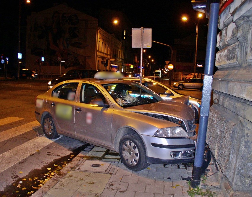 Wypadek na Zachodniej. Taksówka uderzyła w kamienicę [ZDJĘCIA]