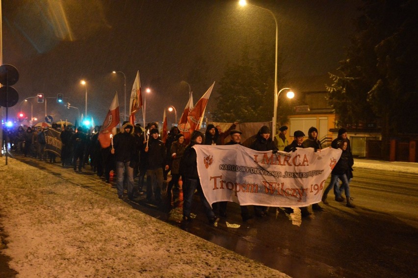Marszem w śnieżycy uczcili Żołnierzy Wyklętych w Ostrowcu
