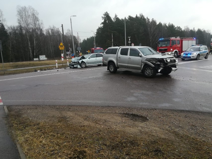 Wypadek Mońki - Osowiec. Zderzyły się samochody osobowe. Dwie osoby ranne [zdjęcia]