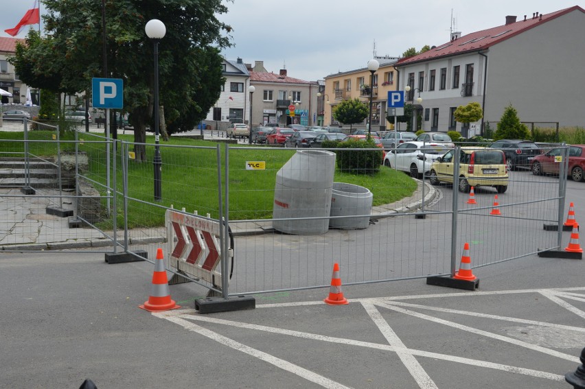 Proszowice. Awaria kanalizacji na rynku. Są utrudnienia