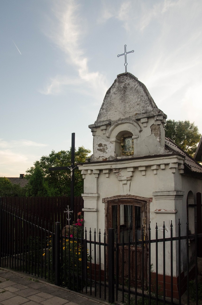 Zabytkowa kapliczka w Sobolewie na zdjęciach z 2019 roku