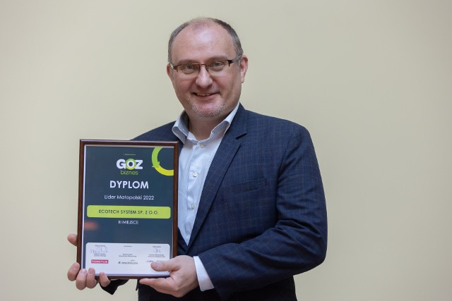 Firma EcoTech System została laureatem III miejsca w konkursie GOZ Biznes - Lider Małopolski 2022. Na zdjęciu - Łukasz Waksmundzki, pomysłodawca i właściciel firmy EcoTech System odbiera nagrodę