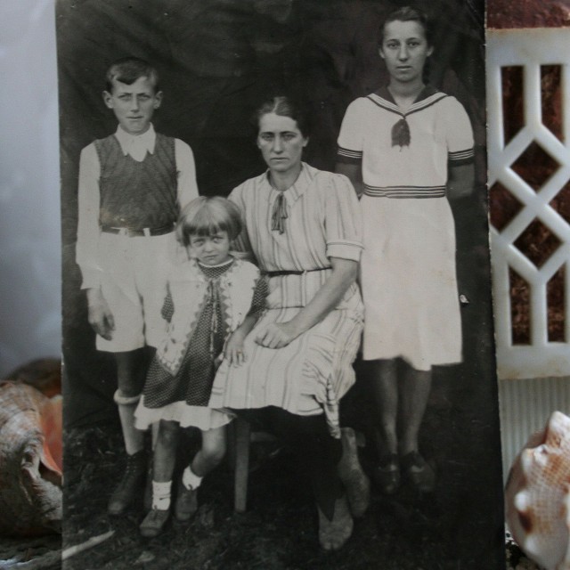 1941 r. - Józefa Paderewska na Syberii z dziećmi. Od lewej: 12-letni Jerzy, 5-letnia Wanda i 12-letnia Jadwiga.