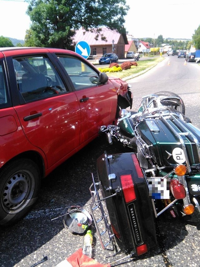 Ze wstępnych ustaleń policji wynika, że kierowca seata cordoby nie ustąpił pierwszeństwa i zderzył się motocyklem marki harley davidson.