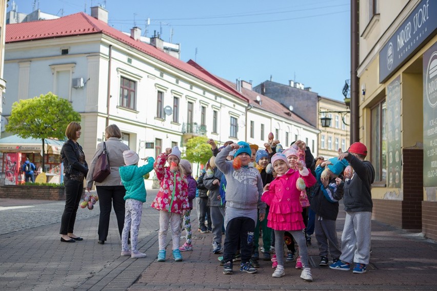 Mieszkańcy Tarnowa przystroili miasto wielkimi pisankami