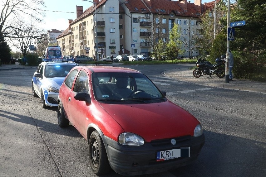 Wypadek z udziałem motocyklisty na ulicy Skarbowców (ZDJĘCIA)