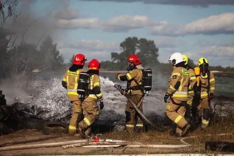 W Kozikach-Jałbrzyków Stok doszło do pożaru wiaty rolniczej. Na miejscu pracowało kilka zastępów straży pożarnej