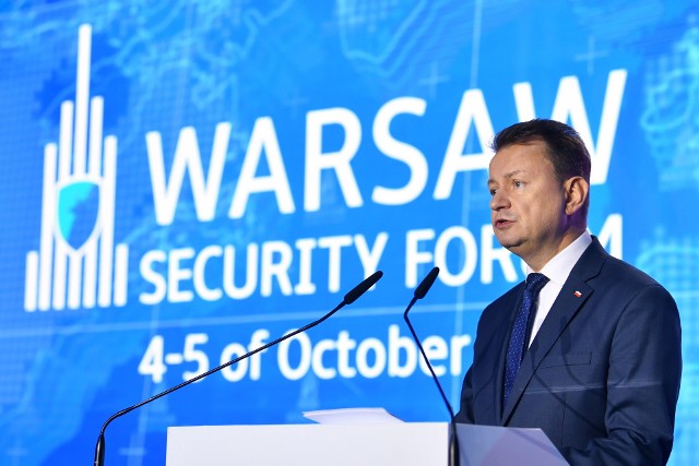 Wicepremier, minister obrony narodowej Mariusz Błaszczak podczas wystąpienia w trakcie Warsaw Security Forum 2022 w centrum konferencyjnym DoubleTree by Hilton w Warszawie.