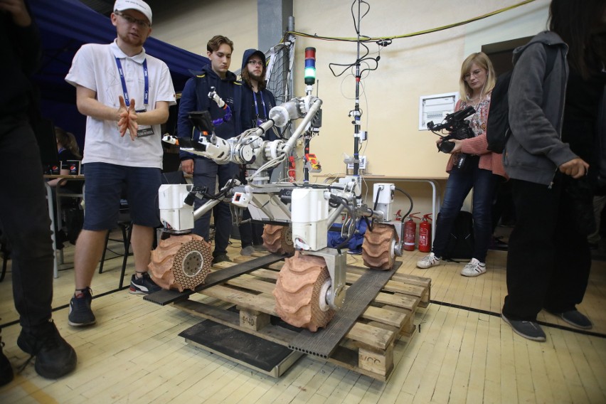 Kraków. Studenci z Koła Naukowego AGH Space Systems zaprezentowali Kalmana. Kto to taki?