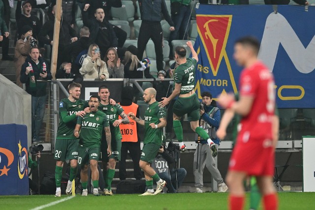 Piłkarze Śląska Wrocław wygrali z Widzewem Łódź 2:1. Oceniliśmy zawodników Śląska za występ w tym meczu. Oceny w skali od 1 do 10, gdzie 10 to klasa światowa, a 1 to występ poniżej wszelkiej krytyki. Kto wypadł najlepiej, a kto będzie musiał szybko wymazać to spotkanie z pamięci? Sprawdź!Do ocen przejdziesz za pomocą strzałek na ekranie i na klawiaturze