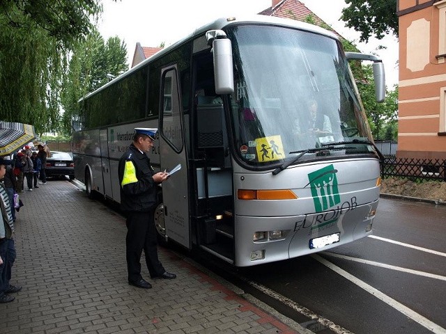 Policjant z Międzyrzecza podczas kontroli autokaru.