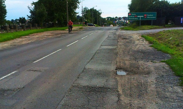 Tak ulica Lubelska w Sandomierzu wygląda obecnie. Nawierzchnia jest bardzo zniszczona. Piesi skarżą się na brak chodników.