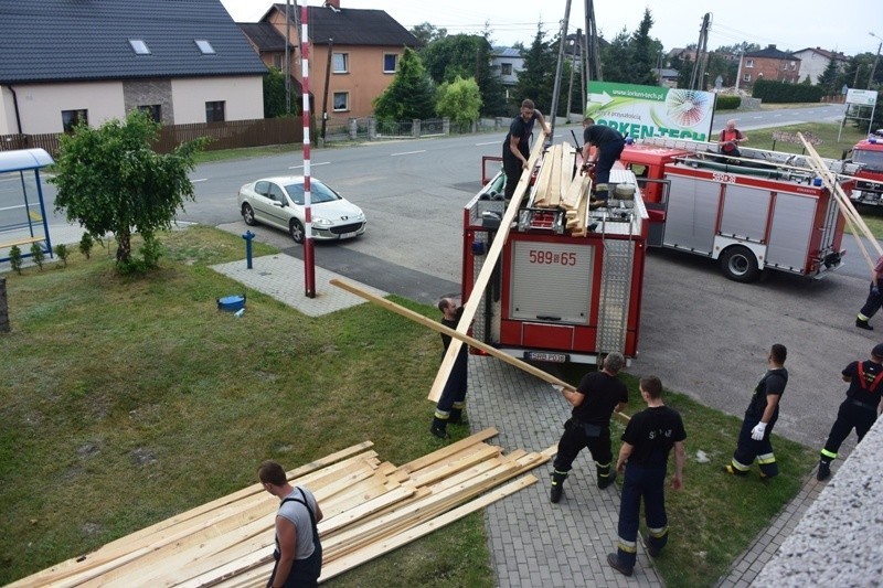 Trąba powietrzna przeszłą przez Gaszowice. W usuwaniu...