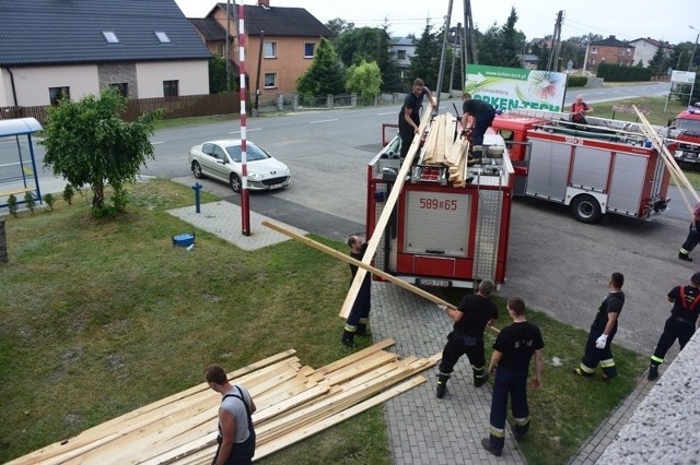 Trąba powietrzna przeszłą przez Gaszowice. W usuwaniu zniszczeń pomagali strażacy