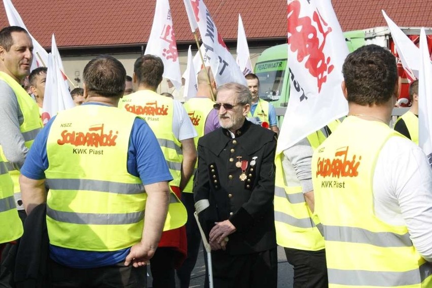 Brzeszcze. Manifestacja górnicza znów przyciągnęła tłumy przed kopalnianą bramę