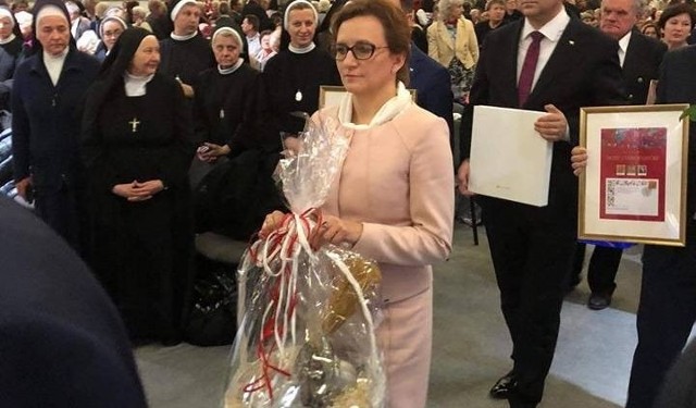 Wojewoda świętokrzyski Agata Wojtyszek w kolejce z prezentem do ojca Rydzyka.