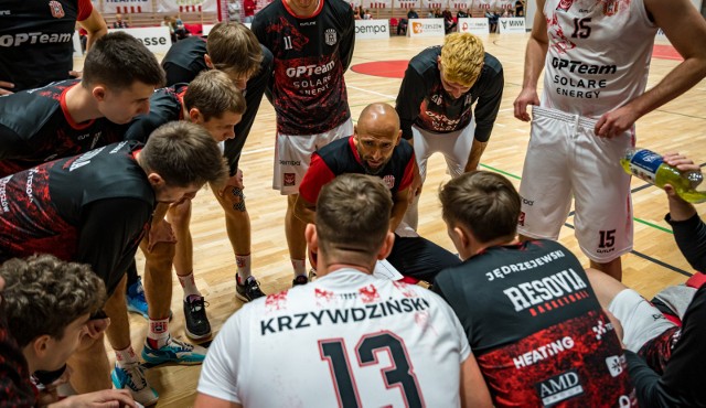 Trener Kamil Piechucki będzie musiał zmotywować swój team do gry z "czerwoną latarnią" tabeli 2 ligi